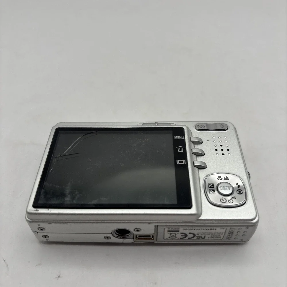 Traveler Digital Camera Super Slim XS 70 7.0MP Silver & Case Untested No Charger